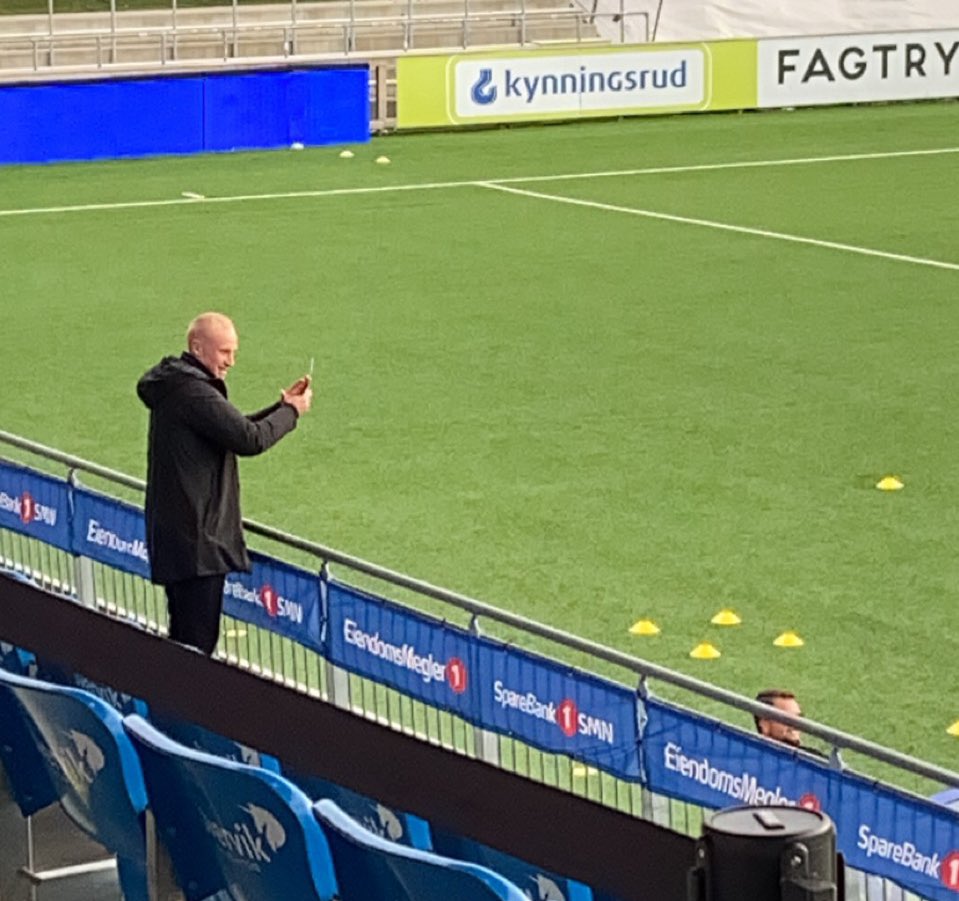 Julian Faye Lund står i ensom majestet og klapper Kamma-spillerne inn på banen før oppvarmingen. Faye er Kamerat.