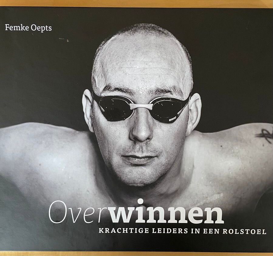 ondernemerstuin's tweet photo. Afgelopen zaterdag huurder @FOepts in het @nhdagblad. Een prachtig interview over haar uitgekomen boek ‘Overwinnen’. 

Meer dan de moeite waard en in te kijken in de wachtruimte van ons pand! https://t.co/0HQR5zw55l