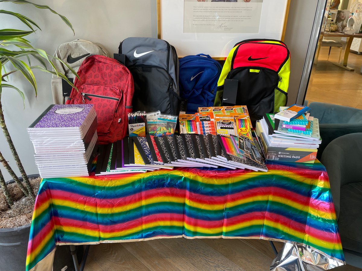 onebookonenola2's tweet photo. Thanks to our community’s generosity, we filled five backpacks with nine notebooks, over a dozen pens and pencils, a couple highlighters, and paper! These backpacks are already in the hands of at-risk teens. #literacy #reading #onebookonenola #obono21 #schoolsupplydrive https://t.co/VkXfTwGv87