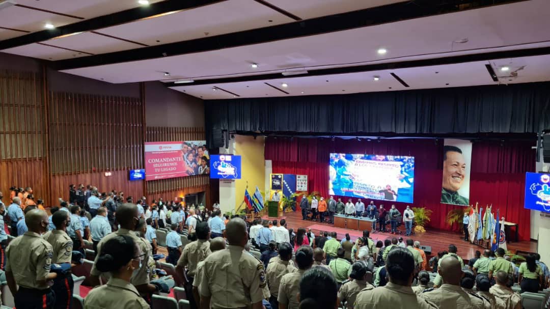 #Lun23|| Nos fuimos a Monagas, junto al camarada @ErnestoPSUV_ acompañamos el proceso de Consulta Pública de la Ley de Guardianes de la Patria. Hemos recibido las propuestas y aportes resultado de dos semanas de intenso debate. Los felicito!

A vencer!
<a href="/NicolasMaduro/">Nicolás Maduro</a> 
<a href="/dcabellor/">Diosdado Cabello R</a>