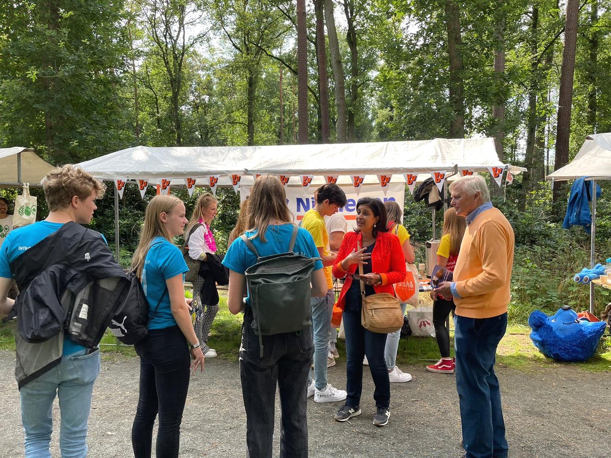 VVDNijmegen's tweet photo. De kop is eraf!💥 De introductieweek begint traditiegetrouw met de #intromarkt. Dankzij onze Nijmeegse toppers én Tweede Kamerlid @marielle_paul, stond onze kraam er puik bij! 🤩 #intro2021 #vvdnijmegen #welkom https://t.co/aGUvmdbit8