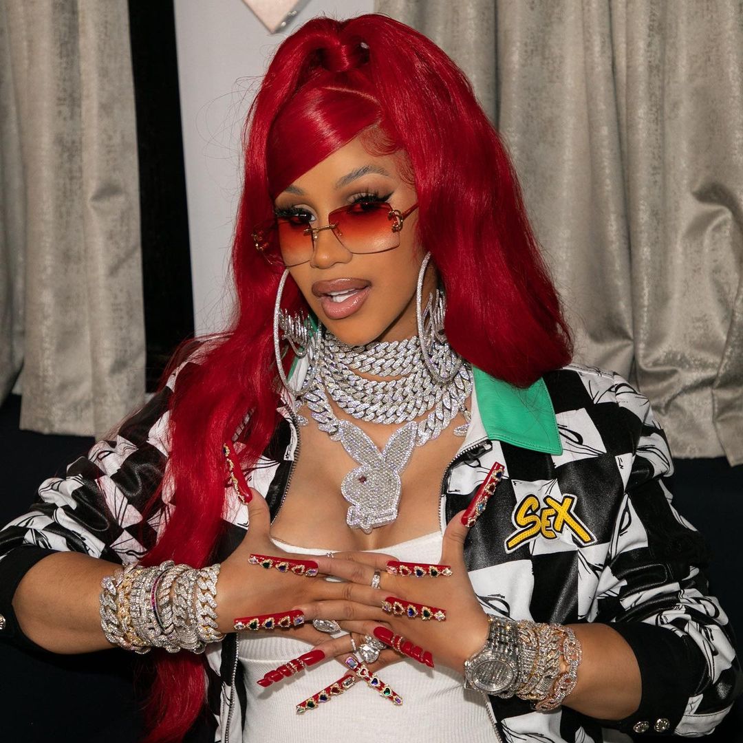 PopCraxe's tweet photo. Nicki Minaj comments under Cardi B's Recent Instagram post "bad bTch! 4 Eva! 🦄🦄💝💞💞💞" https://t.co/KFGVgzOaSh