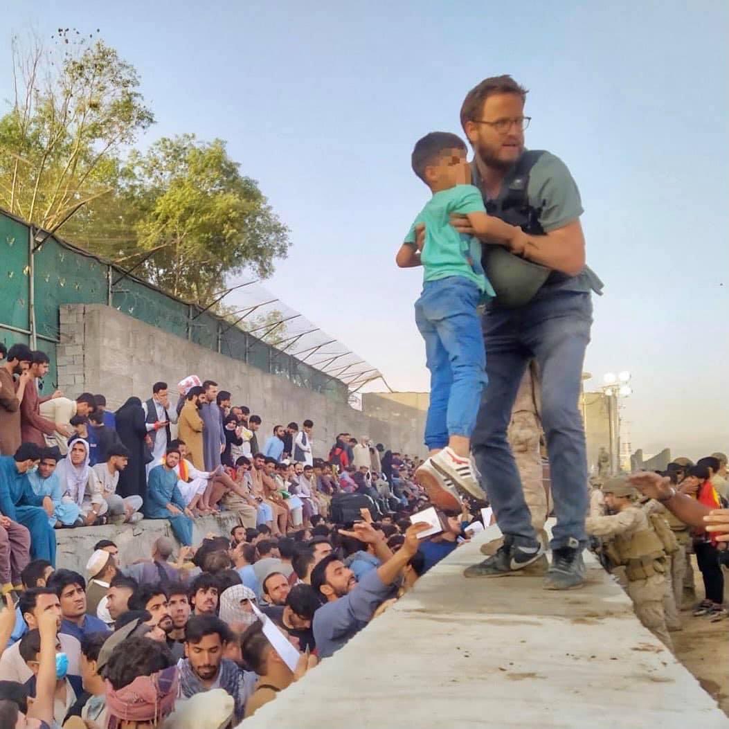de_f_t's tweet photo. In the photo what is simply an Italian 🇮🇹 hero: the Consul Tommaso Claudi, who has been saving people at #Kabul airport during the darkest days of #Afghanistan https://t.co/O73PNoUIpP