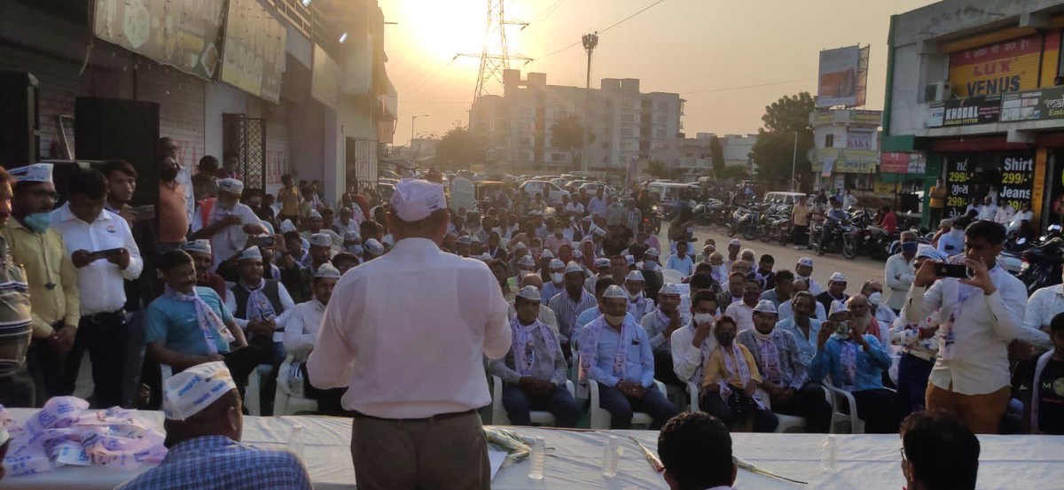 આજરોજ અમદાવાદના પૂર્વ ઝોનનું મધ્યસ્થ કાર્યાલય આપ નેતા <a href="/isudan_gadhvi/">Isudan Gadhvi</a>જી ના હસ્તે ઉદ્ઘાટન કરવામાં આવ્યું.
મોટી સંખ્યા માં આમ આદમી પાર્ટીની વિચારધારાથી પ્રેરાઈ યુવાનોએ પાર્ટીનો ખેસ ધારણ કર્યો.<a href="/shivkrupadhayay/">Shiv Kumar Upadhayay (Advocate)</a> @HasmukhPatelAAP <a href="/NikhilSavani_/">Nikhil Savani</a> @JJMEVADA1 
#હવે_બદલાશે_ગુજરાત