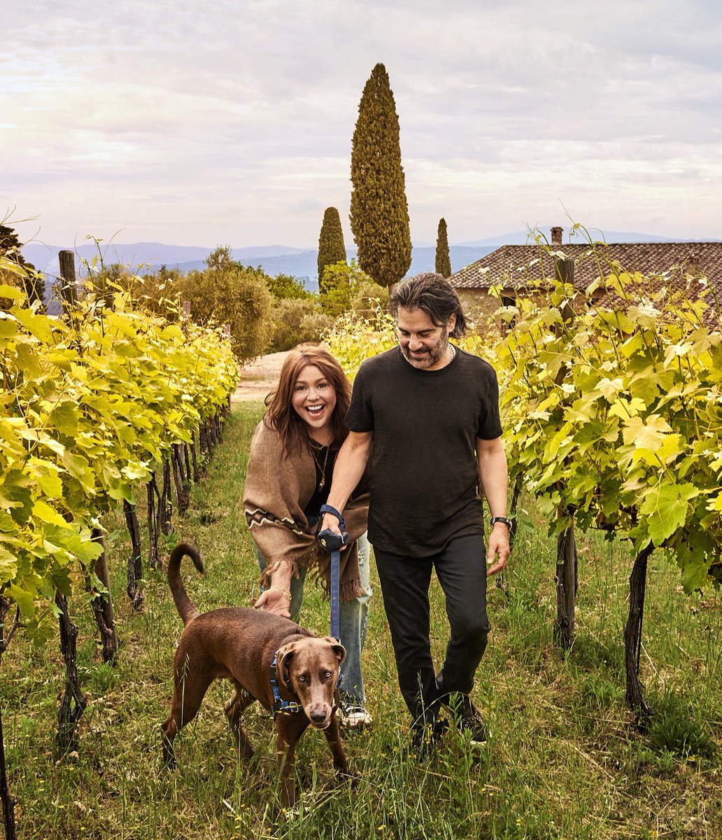 rachaelray's tweet photo. Our (mostly) Italian family 📸'd for the (mostly) Italian issue of #RRInSeason 💛 Buona lettura, buon cibo, bei tempi 😉
Grab one at the grocery or click here to get your copy now 👉 https://t.co/7OmsKQhI7i
@RachaelRayMag https://t.co/RytdZXGfdA