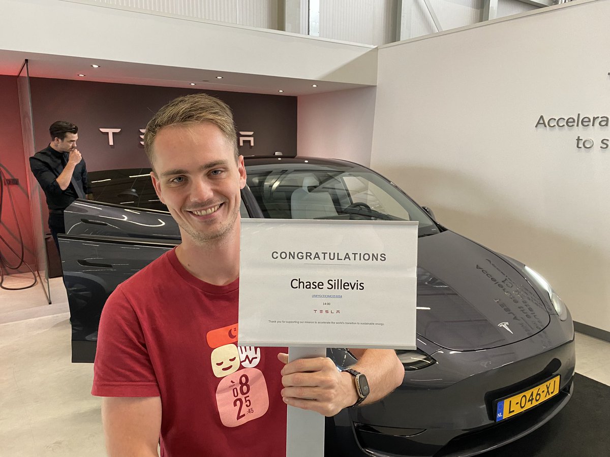 RolandTameling's tweet photo. De eerste @Tesla  #Tesla Model Y’s zijn geleverd aan Nederlandse klanten. Straks om 20.00 het exclusieve verhaal en de video op @ad_auto @ADnl @berithbehrens 

#HUGEcarguy 
#TeslaModelY
#DeliveryDay 
#ADauto @elonmusk @TeslaOwnersNL https://t.co/OfDZvxWwxi