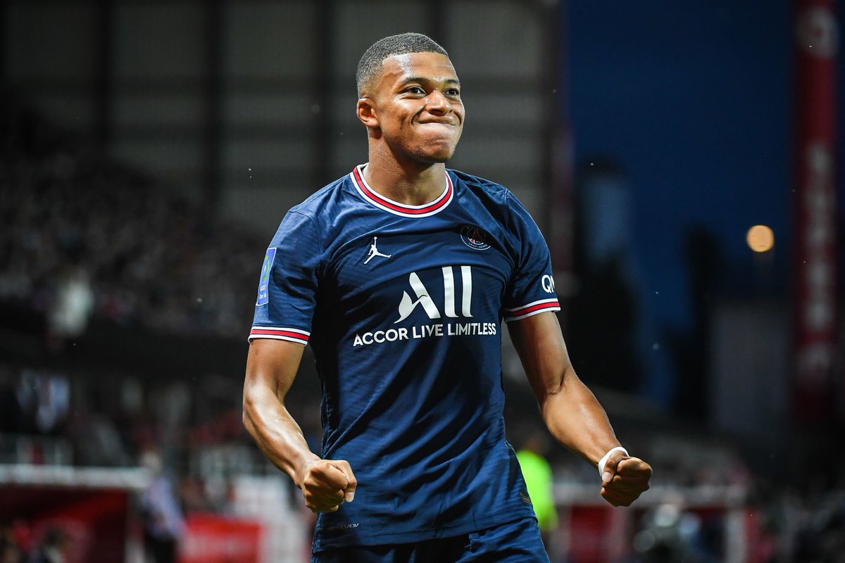 ActuFoot_'s tweet photo. 🔴 Le PSG anticipe une très éventuelle vente de Kylian Mbappé.

Paris n’a reçu aucune approche espagnole.

Un seul club s’est manifesté concrètement ces dernières semaines et il est anglais. 

(@RMCsport) https://t.co/v54qbcTsYk https://t.co/SXxqV7tt1a