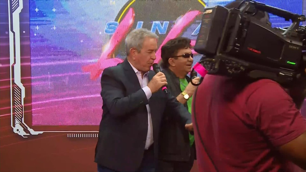 Midia_AM's tweet photo. O CÂMERA NO MEIO!!! RELEITURA PERFEITA DO MEME!! #SinalVerde https://t.co/E2xHeSztVt