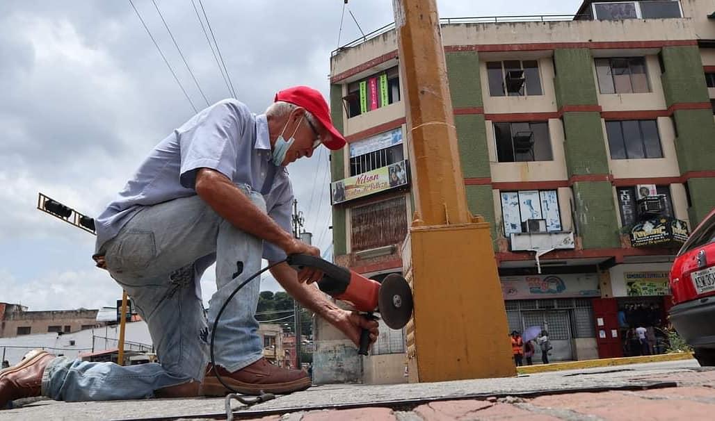 Iroschimajpsuv's tweet image. Continuamos mejorando la #RedDeSemáforos de nuestra #ValeraVictoriosa! Estamos realizando el mantenimiento y reparación de semáforos y controladores en la Av Bolívar. De esta forma garantizamos la seguridad vial de todos los ciudadanos.