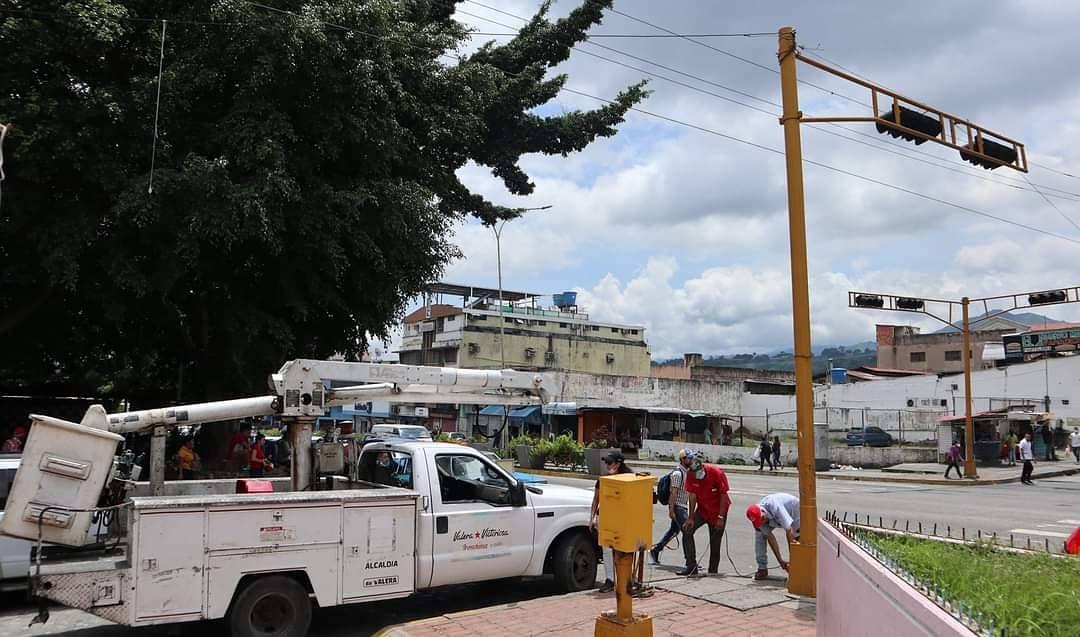 Iroschimajpsuv's tweet image. Continuamos mejorando la #RedDeSemáforos de nuestra #ValeraVictoriosa! Estamos realizando el mantenimiento y reparación de semáforos y controladores en la Av Bolívar. De esta forma garantizamos la seguridad vial de todos los ciudadanos.