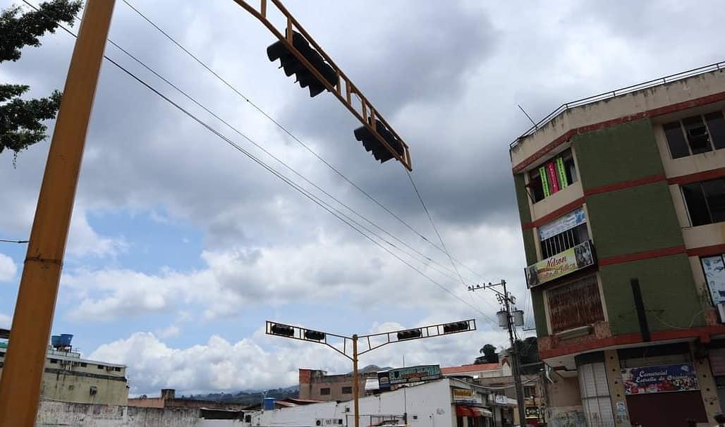 Iroschimajpsuv's tweet image. Continuamos mejorando la #RedDeSemáforos de nuestra #ValeraVictoriosa! Estamos realizando el mantenimiento y reparación de semáforos y controladores en la Av Bolívar. De esta forma garantizamos la seguridad vial de todos los ciudadanos.