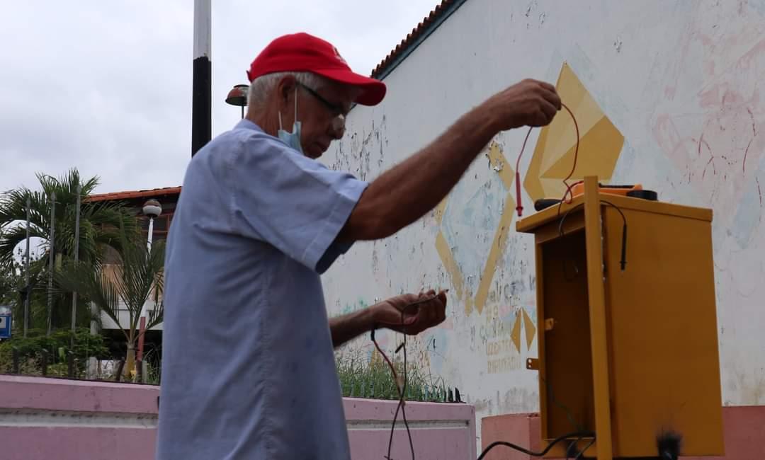 Iroschimajpsuv's tweet image. Continuamos mejorando la #RedDeSemáforos de nuestra #ValeraVictoriosa! Estamos realizando el mantenimiento y reparación de semáforos y controladores en la Av Bolívar. De esta forma garantizamos la seguridad vial de todos los ciudadanos.