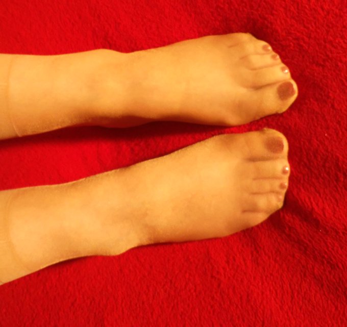 Ich w&uuml;nsche euch allen einen sch&ouml;nen Montagabend. Legt auch die F&uuml;&szlig;e hoch und entspannt 😉💞👣 #fuss #Feet<a href="/tag/feet"class="tags"><span>#feet</span></a><a href="/tag/nylon"class="tags"><span>#nylon</span></a><a href="/tag/fuss"class="tags"><span>#fuss</span></a><a href="/tag/nylonfeet"class="tags"><span>#nylonfeet</span></a><a href="/tag/feetpicture"class="tags"><span>#feetpicture</span></a><a href="/tag/f"class="tags"><span>#f</span></a>