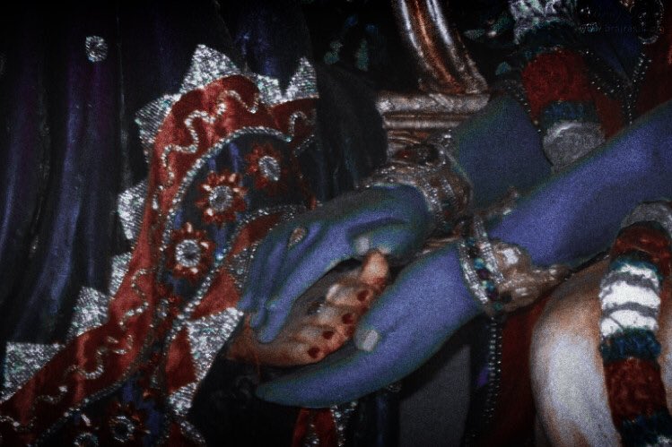 piyasaaware's tweet photo. shyamsundar, who is completely self-satisfied, is softly massaging radha’s feet, placing them gently in his lap. he is doing this unhesitatingly with no fear of anyone’s opinion, lost in the ecstasy like of a pauper who has just acquired a touchstone. :’)🤍 https://t.co/6UIArXppMb