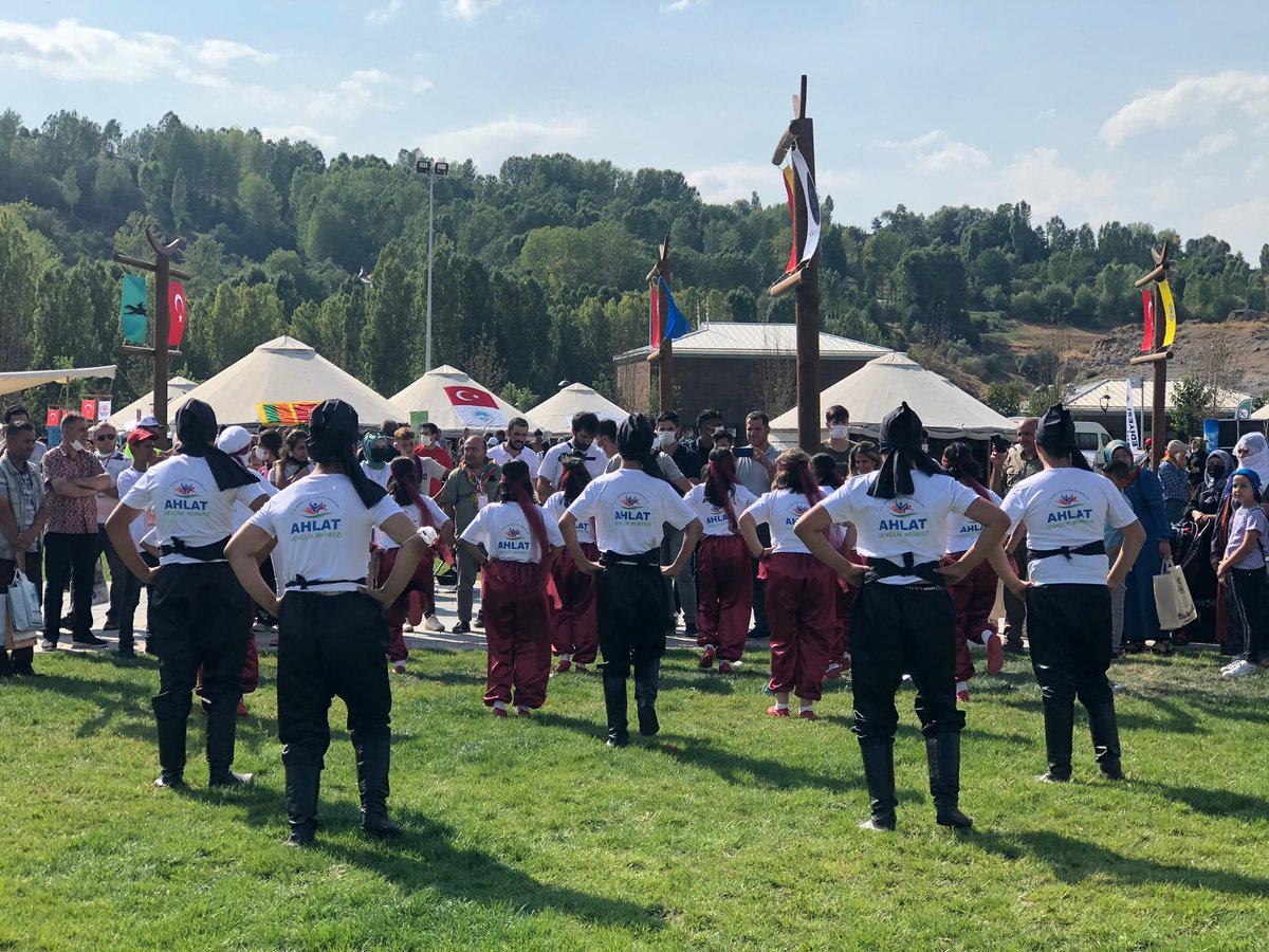GSB_AhlatGM's tweet photo. Malazgirt Zaferi’nin 950. Yıl Dönümü Kutlamaları kapsamında Gençlik merkezimiz yöresel halk oyunları ekibimiz bakanlığımıza ait çadır önünde seyircilere sahne gösterilerini sergilediler.🕺🕺🕺

#1071Malazgirt 

@kasapoglu @gencliksporbak @fikretdag_42 https://t.co/zWYaWHAfmu