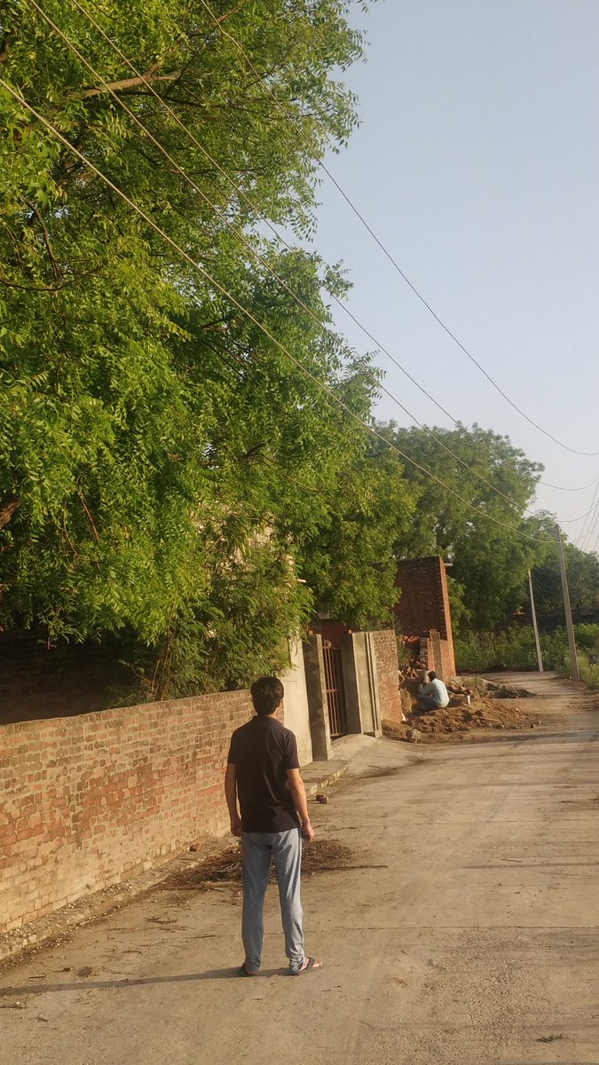 divakar_tomar's tweet photo. [Part1]
Low hanging high-voltage power cables in Lohadda: 
Recently, old naked electric wires have been updated with PVC coated wires. In that process, small patch (hardly 40m of length) lefted unchanged, with old wires. 
@pvvnlbaghpat
@PVVNLHQ 
@uppwdofficial 
@BagpatDm https://t.co/GfRfFRyEYq