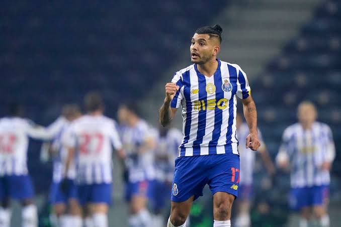 MilanEye's tweet photo. 🚨 Negotiations for Jesus Corona to Milan confirmed. His contract expires next summer. It’s a possibility tied to him renewing with Porto before leaving on loan with a buyout clause inserted. Messias is one of the alternatives

[@Glongari] https://t.co/heuwoWcMds