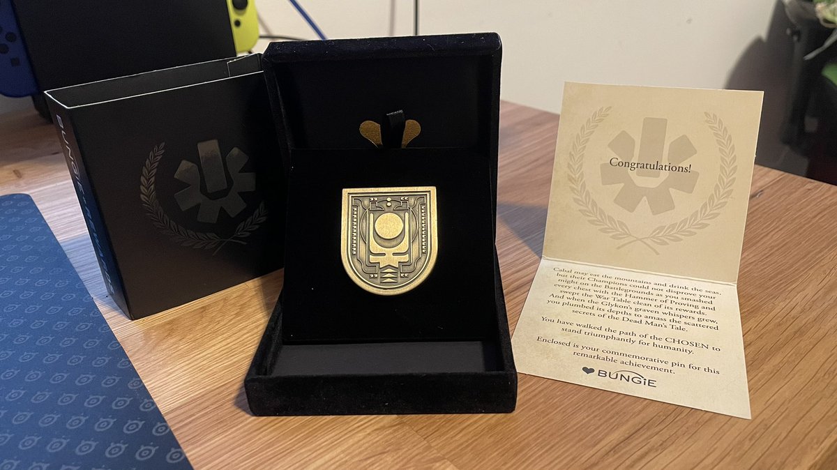 Kon1ec's tweet photo. Hoy he recibido estas dos pequeñas maravillas de @destinygamees por haberlo hecho muy bien la temporada pasada. Justo a tiempo para la gran revelación de mañana 😱 @DestinyTheGame @Bungie @Cozmo23 #HunterForever https://t.co/UYj9KnJ5Yj