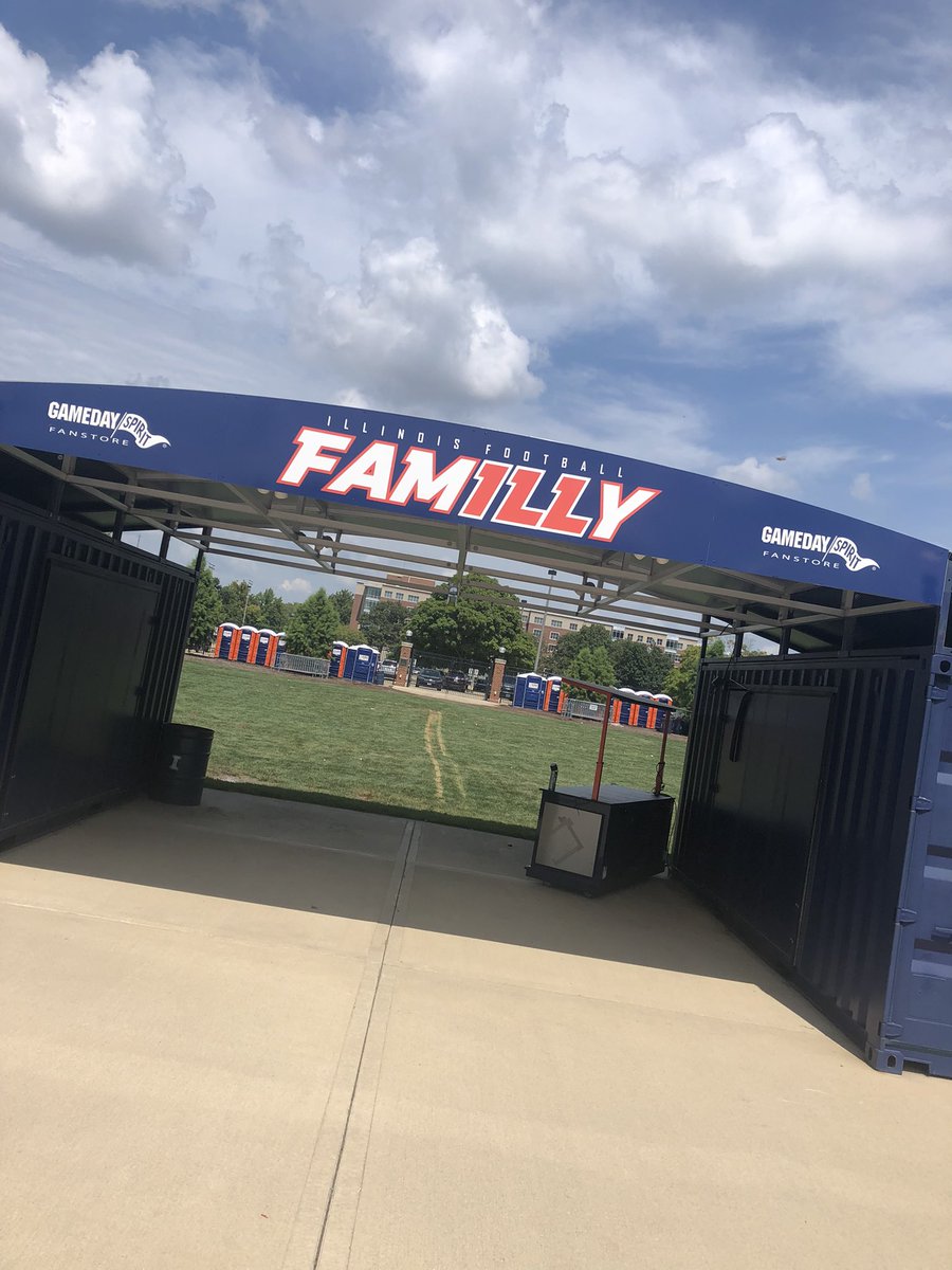 GamedaySpirit's tweet photo. Just gave our Grange Grove location a facelift! We can’t wait to see all of the @IlliniFootball #famILLy this weekend 🔶🔷 https://t.co/UGL4z0yWW2