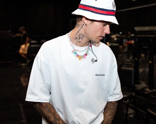 NowJBFacts's tweet photo. "ESSENCE" by @wizkidayo ft. @justinbieber &amp; @temsbaby has reached new peak of #16 (+28) on Billboard Hot 100.

— It's Justin's 101st entry on Hot 100. https://t.co/tNXBQWMaFV