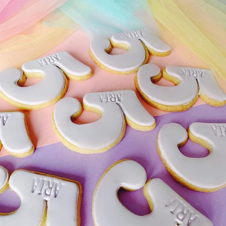 A Big 5! More Party favours! 🥳 these were part of a birthday party for a special little girls big fifth birthday! 

They are available NOW on the website! 🌈

thesugarsistersuk.com/collections/bi…

#numberbiscuits #partybiscuits #sugarsisters #five #partyfavours #womeninbusiness