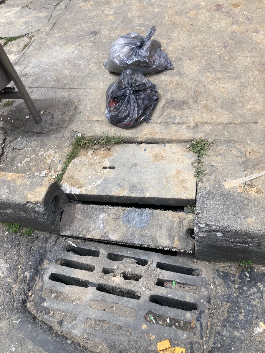 SaninPazC's tweet photo. Así son los cruces de las calles en Bogotá, una ciudad rota, peligrosa, llena de obstáculos y hostil en cada esquina. 
Mientras tanto, hay que decir que es fascinante la alternancia entre manipulación sentimental y despotismo patriarcal de la alcaldesa, cada día. https://t.co/9zeiWGUCJA