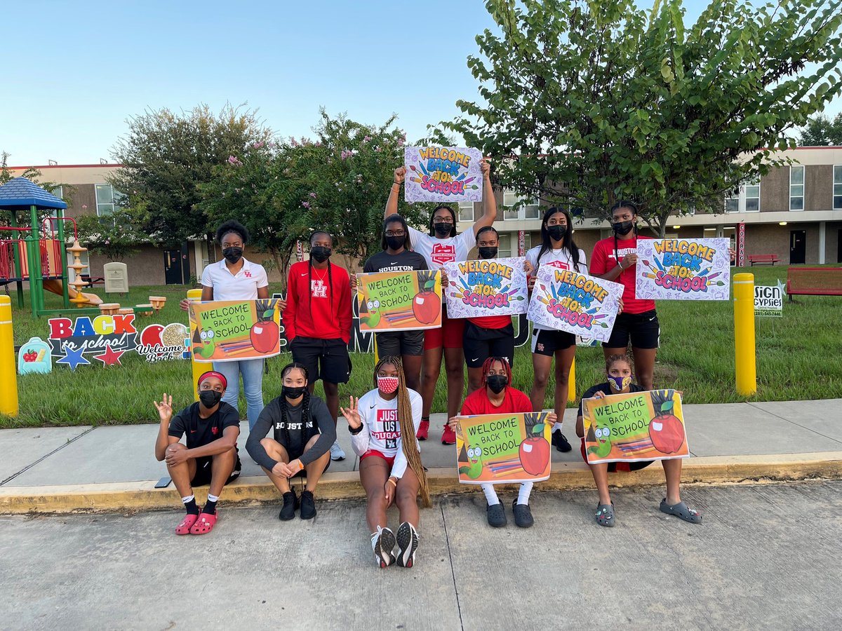 Houston Women's Basketball (@uhcougarwbb) on Twitter photo Coogs spent their morning welcoming students back to <a href="/BlackshearEHISD/">Blackshear Elem</a> 🐾
#BacktoSchool2021 #EverythingMatters #CommunityService Coogs spent their morning welcoming students back to <a href="/BlackshearEHISD/">Blackshear Elem</a> 🐾
#BacktoSchool2021 #EverythingMatters #CommunityService