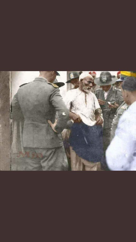 صورة حقيقية ؛ للبطل المجاهد #عمر_المختار
حينما تم القبض عليه من الاحتلال الايطالي
ذهب الاحتلال وظل اسم المجاهد 
#تاريخنا_العظيم