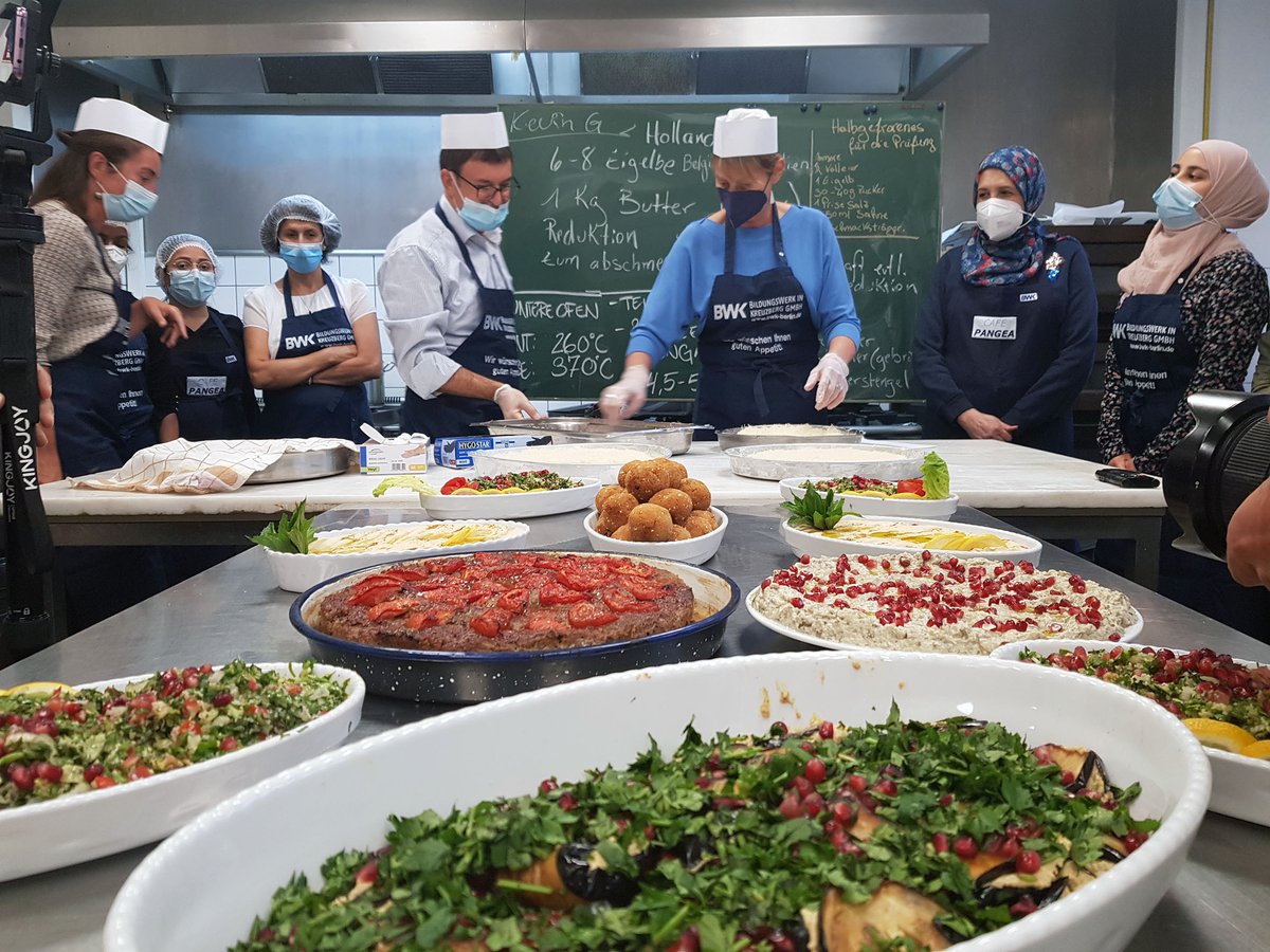 Gemeinsames Zubereiten von Speisen:  <a href="/ElkeBreitenbach/">Elke Breitenbach</a> besucht heute Abend Teilnehmerinnen mit Fluchterfahrung und Einwanderungsgeschichte des Modellprojets "Vielfalt in der Kindertagespflege" des <a href="/BWK_Kreuzberg/">BildungsWerk in Kreuzberg</a>. Bald werden sich die Frauen auf dem #Arbeitsmarkt bewerben.#KoordFM