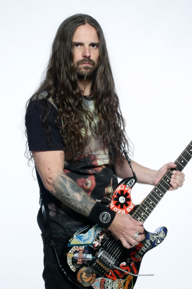 Happy 53 birthday to the amazing Sepultura guitarist Andreas Kisser! 