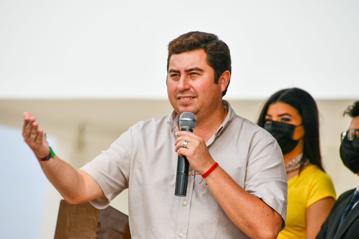 JDanielVillao's tweet photo. La Unidad Educativa UPSE 🏫 también será beneficiaria del proyecto #SantaElenaDigital 👨💻👩💻 al rededor de mil estudiantes. Hoy socializamos con padres de familia la entrega de tablets 📱 en esta institución. https://t.co/BZ3D9NUs1Z
