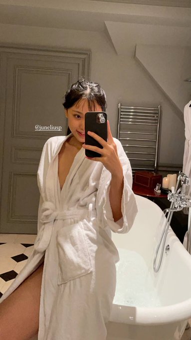 Today I'm soft and cuddly 🧖🏻&zwj;♀️ 偷个闲 🛀🏻 https://t.co/9uSxe4k2On