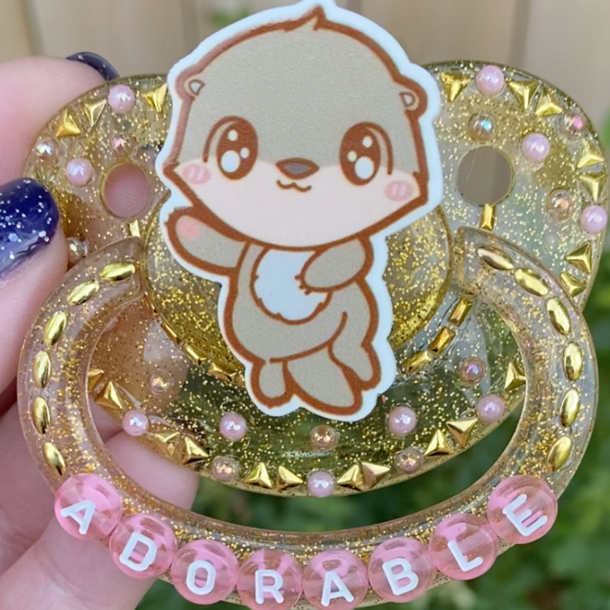 DaizeeOopsie's tweet photo. This paci is OTTERLY Adorable. Check it out in the shop! https://t.co/QRNf52u3Rp

#pacishop #adultpaci #adultpacifier #decopaci #decopacifier #adultpacifiershop #adultpacishop #cutepacifier #littlespace https://t.co/POXNNt2uIS