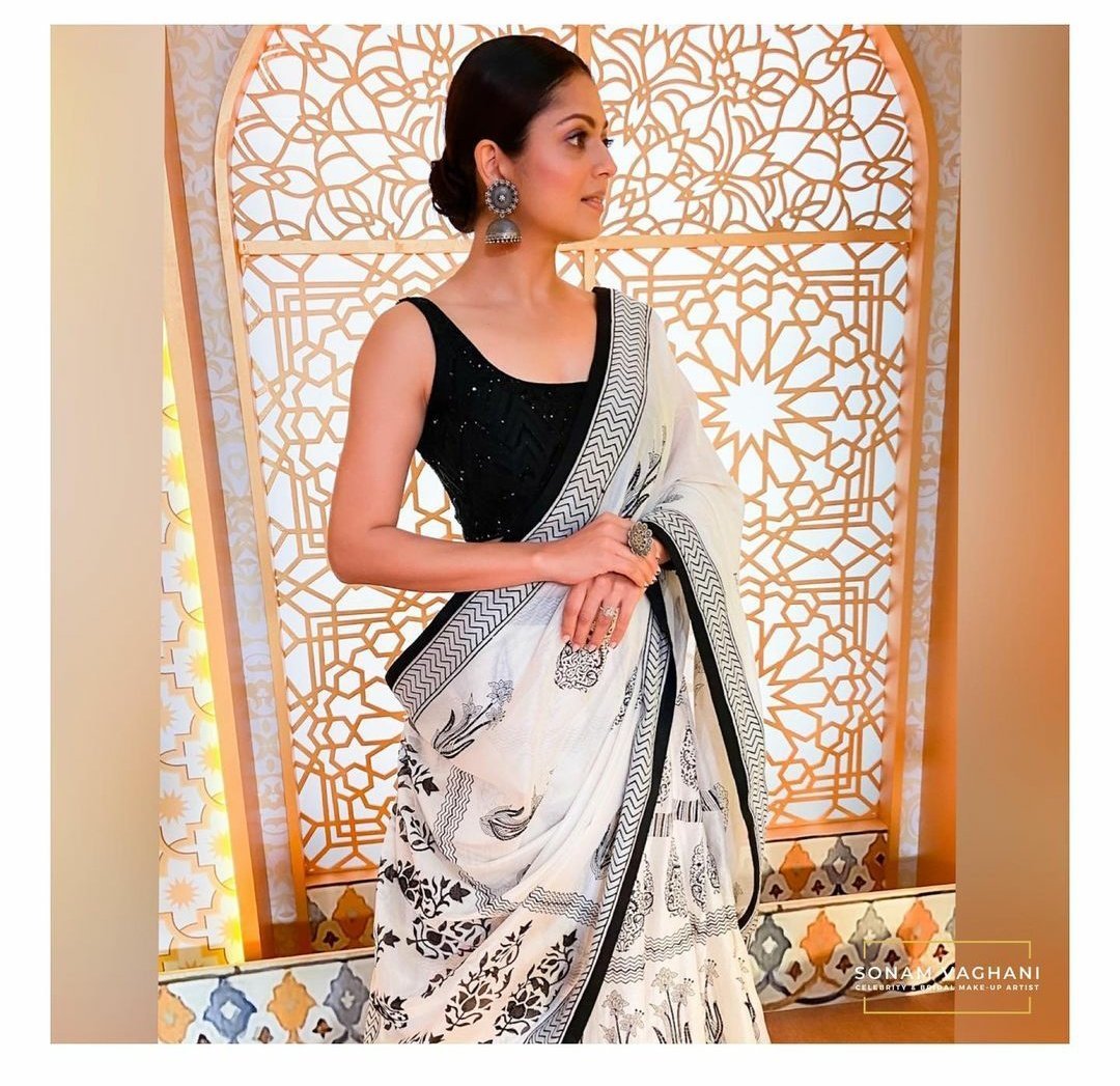 Super stylish always 👌😀<a href="/drashti10/">Drashti Dhami</a> #KhanzadaBegum #TheEmpire #DrashtiDhami