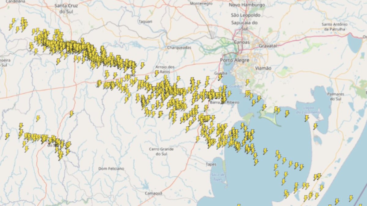 TEMPO | Raios ao Sul e Oeste de Porto Alegre às 21h. Imagens do radar meteorológico mostram núcleos isolados de chuva próximos da capital gaúcha. Acompanhe os raios a qualquer hora em qualquer ponto do Brasil em metsul.com/raios.