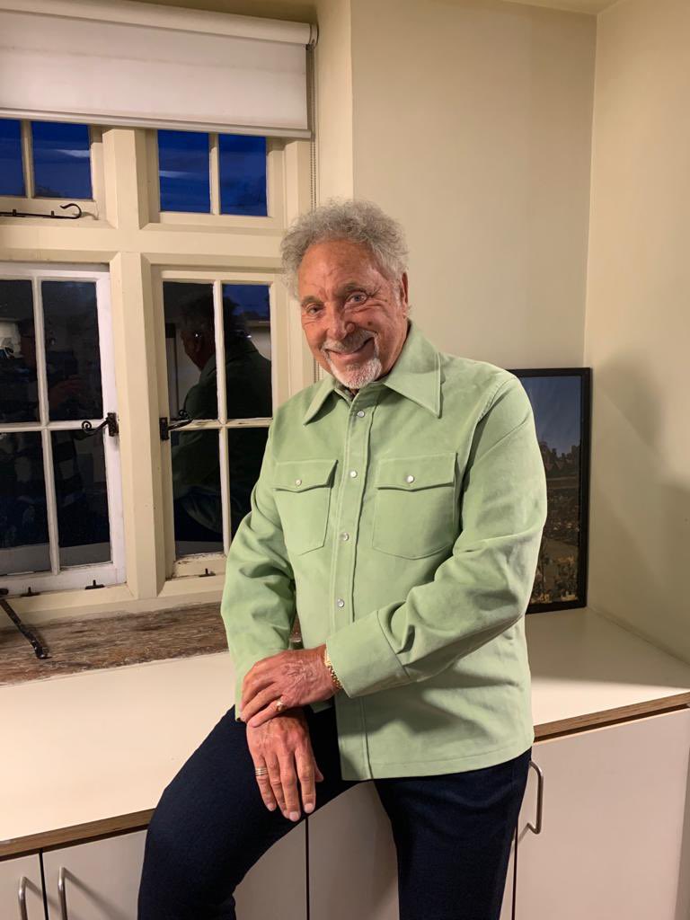 RealSirTomJones's tweet photo. Waiting patiently to take to the stage tonight @HCPFestival ! 😀🏰🎟
📸👔 @hawkwc2 #TJournal #London #HamptonCourtPalace #NightTwo https://t.co/8HTPOIxqfW