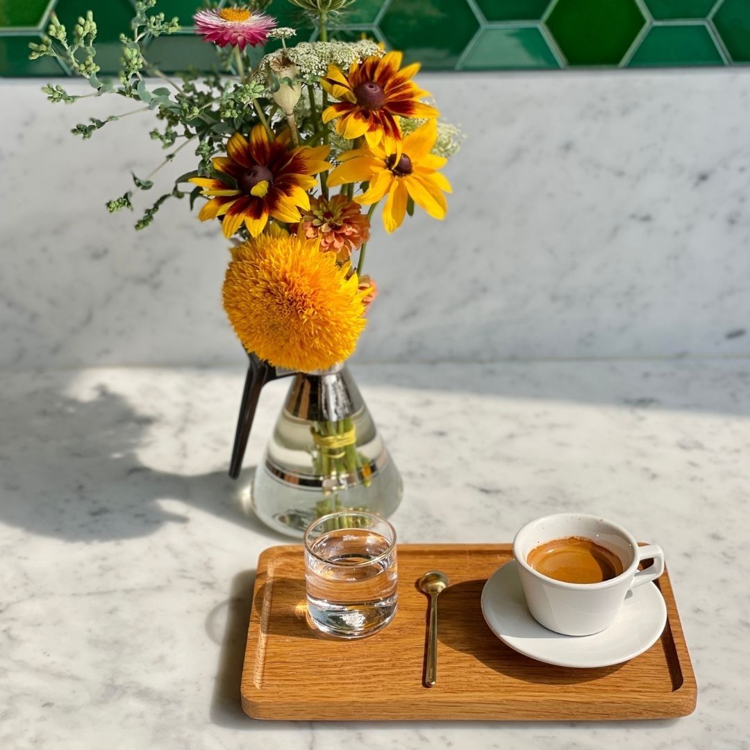 The new decaf on bar is just YUM 😋 Notes of milk chocolate and Persian green raisin really shine through as well as some delicate flavors of pineapple and dried blueberries. Try it on its own, try with milk, it's tasty in every way. Learn more at zcu.io/BJrx.