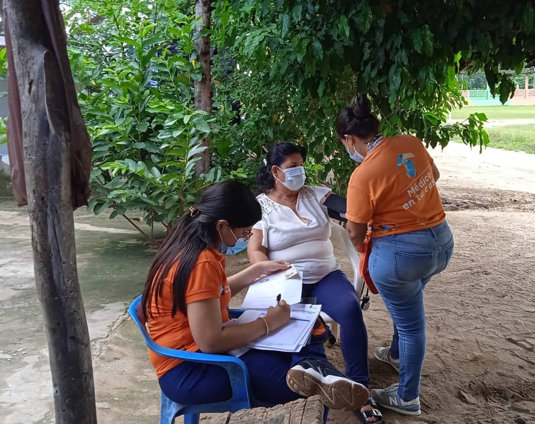 Ante afectaciones por inundaciones en el municipio de Fundación, continuamos con nuestro equipo de 
#MédicoEnTuCasa atendido a los Magdalenenses, hoy en barrio brisas del Río al servicio de la población.