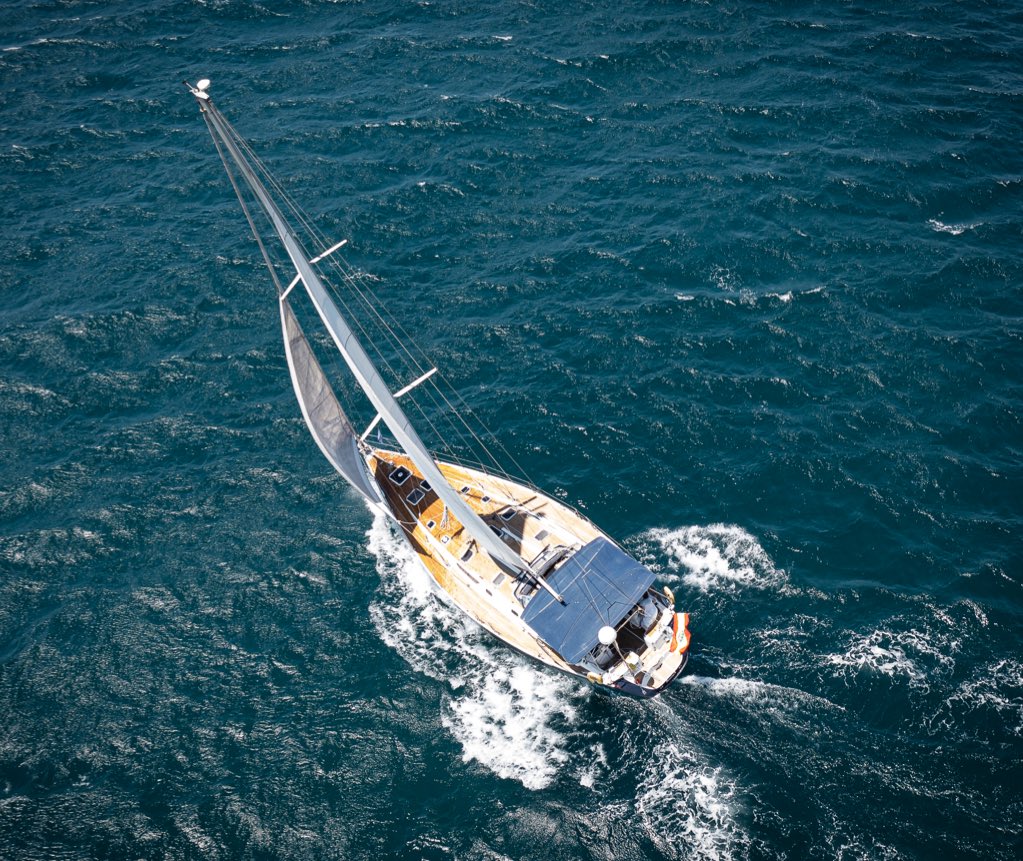 Un velero ⛵️ A sailboat #velero #sailboat #jeanneausunodyssey #jeaneausunodyssey #jeanneau52
#dronephotography #sailinginstagram