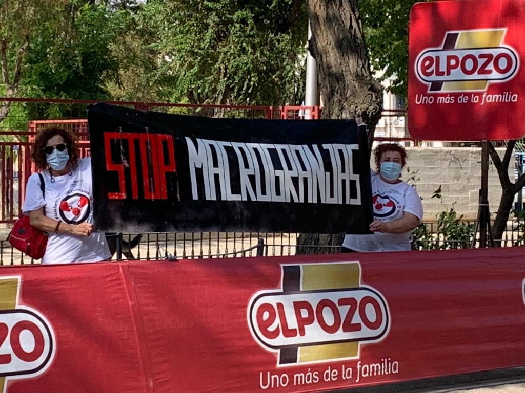 InmaLozano10's tweet photo. @FonsiLoaiza Tan patriota no es... pq está llenando los pueblos de mierda, agotando acuíferos y contaminando. 
Apostemos por una ganadería extensiva y dejémonos de la guerra del patrocinio sin profundizar en cómo se quedan los pueblos dnd montan sus explotaciones #stopganaderiaindustrial https://t.co/tj8CAR5rc5