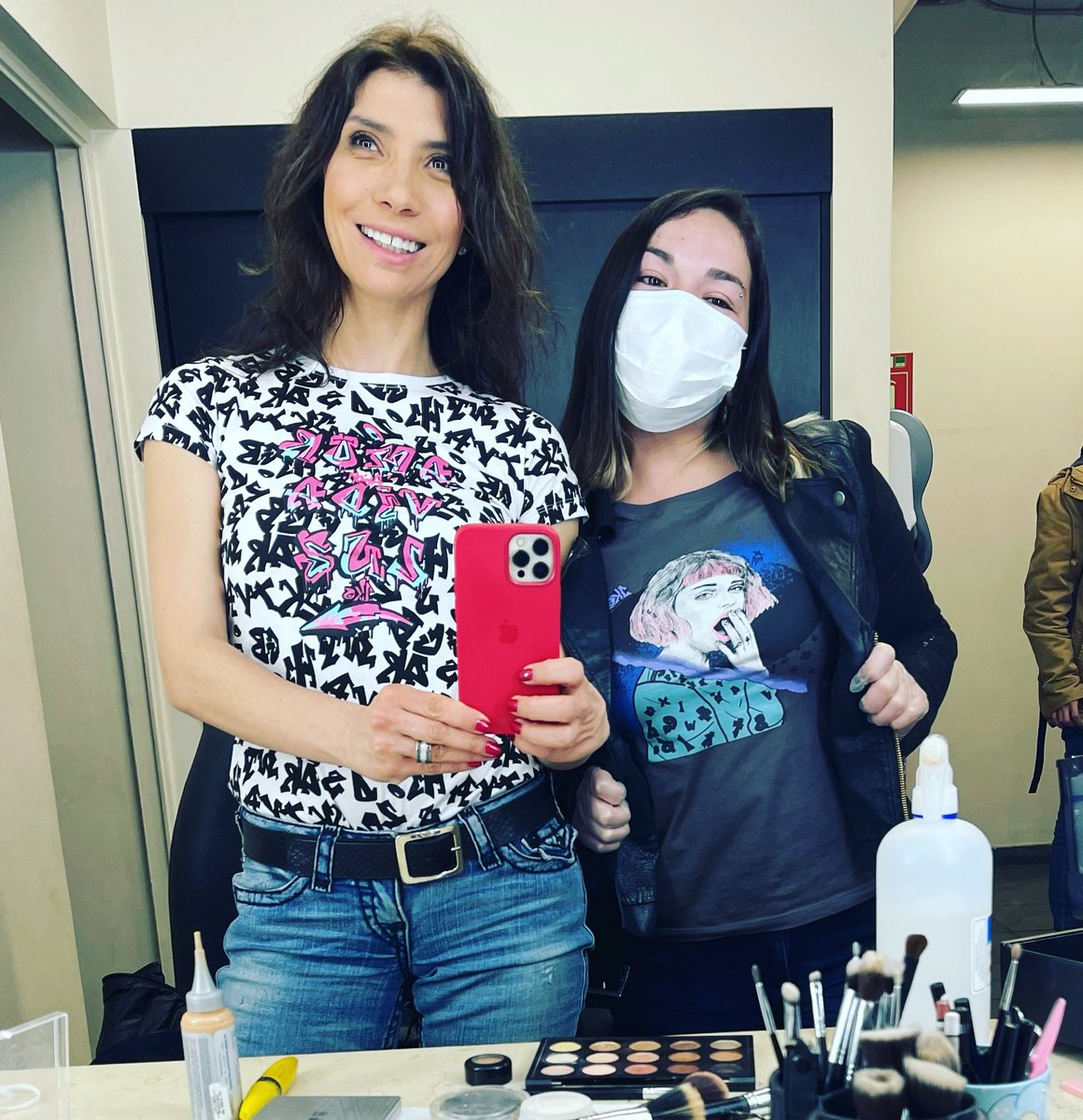 Cuando te vas a maquillar para entrar a <a href="/aquisomostodos_/">Aquí Somos Todos</a> en <a href="/canal13/">El 13</a> y <a href="/silvanarts/">Silvana</a> la artista que me maquilla está ocupando una polera @1ko_chile y no sabía de la marca, pero la compro porque amo el diseño. 😃