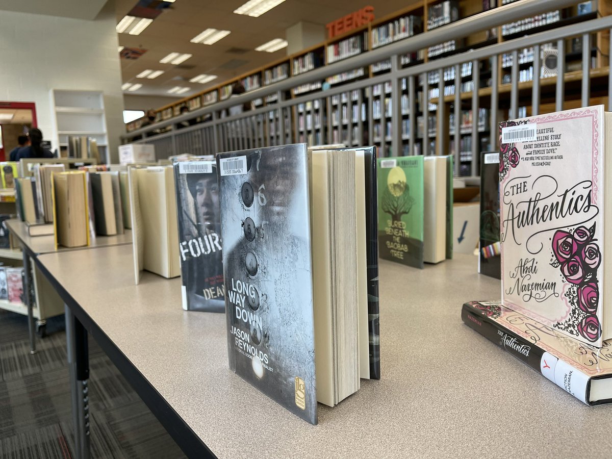 colonylibrary's tweet image. First Book Talks of the year today 🎊🌟🎉 We are loving the books these students are choosing! #InCOHSlibrary