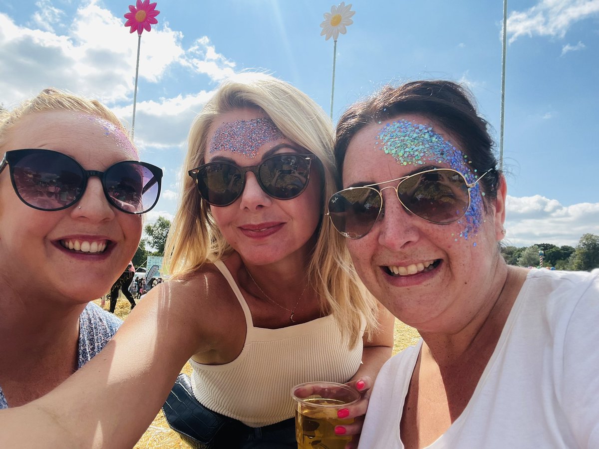 JacqM_mcrHT's tweet photo. #geronimofest with my favs โค๏ธโค๏ธ https://t.co/avOQcGvy7T