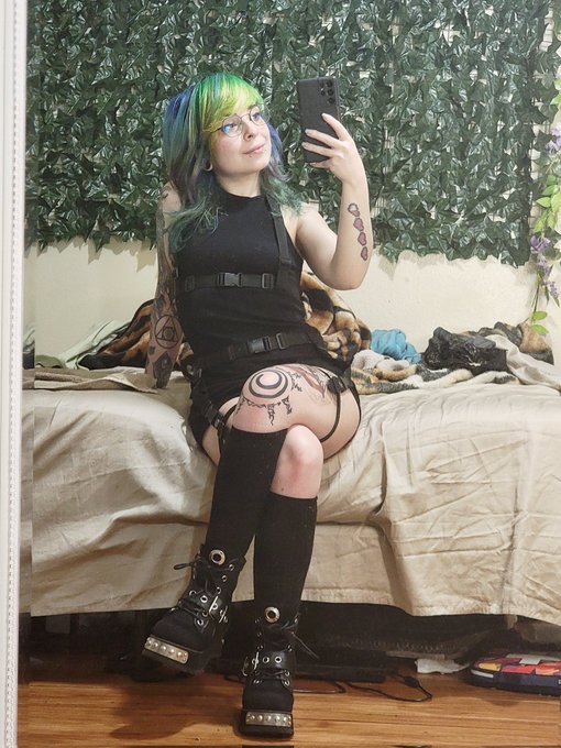 you are legally required to tell me how cute i am in my datenight outfit.  ok? go! 😝 https://t.co/ED
