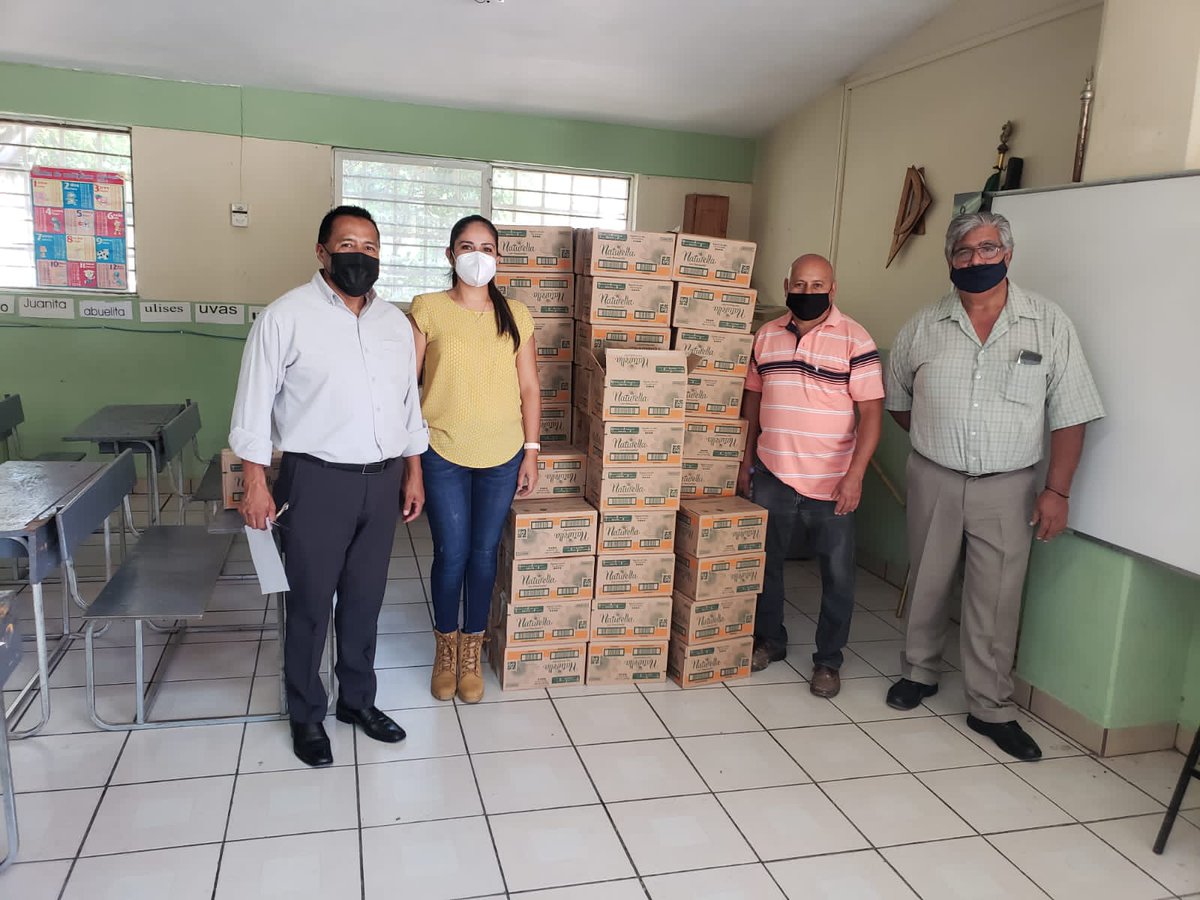 Jaconagob's tweet photo. Comenzamos la distribución del material de la SEP a las instituciones educativas del municipio, con paquetes de jabones, gel antibacterial, cloro, cubrebocas y toallas sanitarias.

En Jacona #UnidosHacemosElCambio 🙌🏽 https://t.co/OQnZRZfi1z