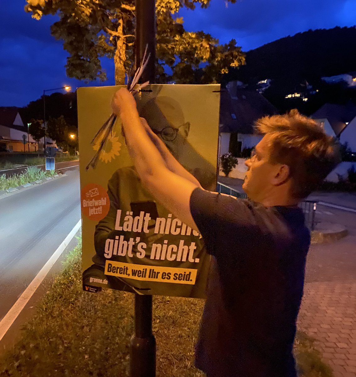 In Bad Dürkheim wurden die Plakate aller Parteien abgerissen und zerstört. Heute Abend haben wir nachplakatiert und das ein oder andere noch funktionsfähige Plakat der anderen Parteien gleich mit aufgehängt.