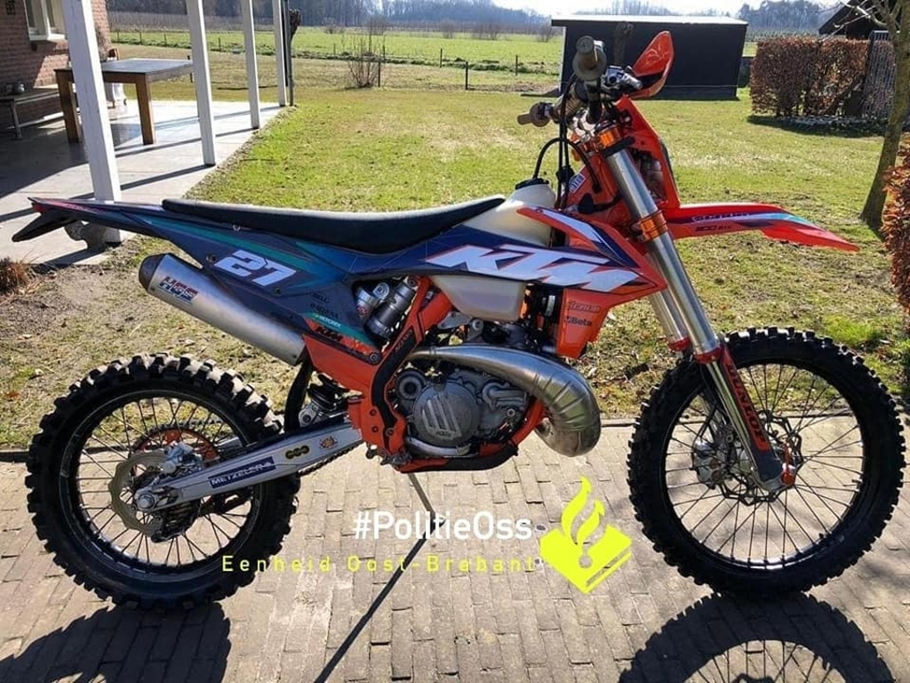 Politie onderzoekt diefstal van crossmotoren