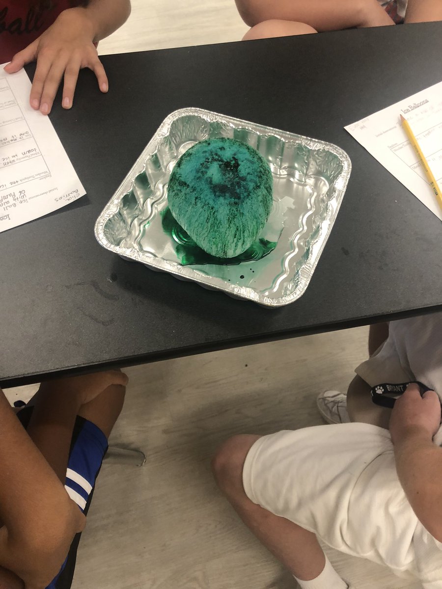 kim_leach2000's tweet image. @StricklerHayley 5th grade scientist making observations during Ice Balloon Lab. #relativedensity #teamwork #bengalpride @BryantElem