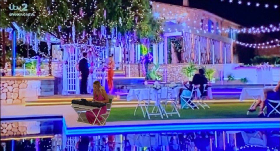 planether1's tweet image. How cute is Millie playing the piano for teddy and faye🥺🥺 #LoveIsland