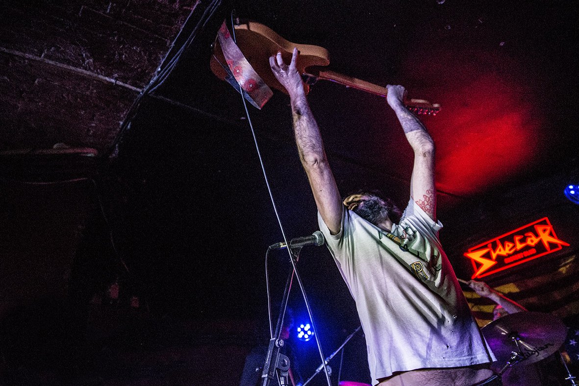 Ens ha deixat en Xavi Mercadé, el nostre estimadísim <a href="/rockviu/">Xavier Mercadé</a>. Havíem passat incomptables nits plegats, ell gairebé sempre darrere la seva càmera. La seva bonhomia era coneguda per tot el món musical de la ciutat. Ara serà llegendària.